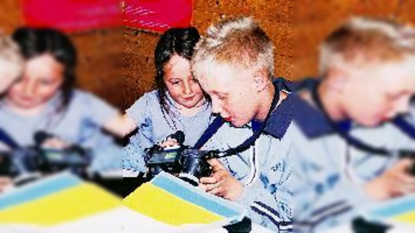 Die Kinder dokumentieren das Projekt mit Kamera und PC.	 (Foto: Privat)