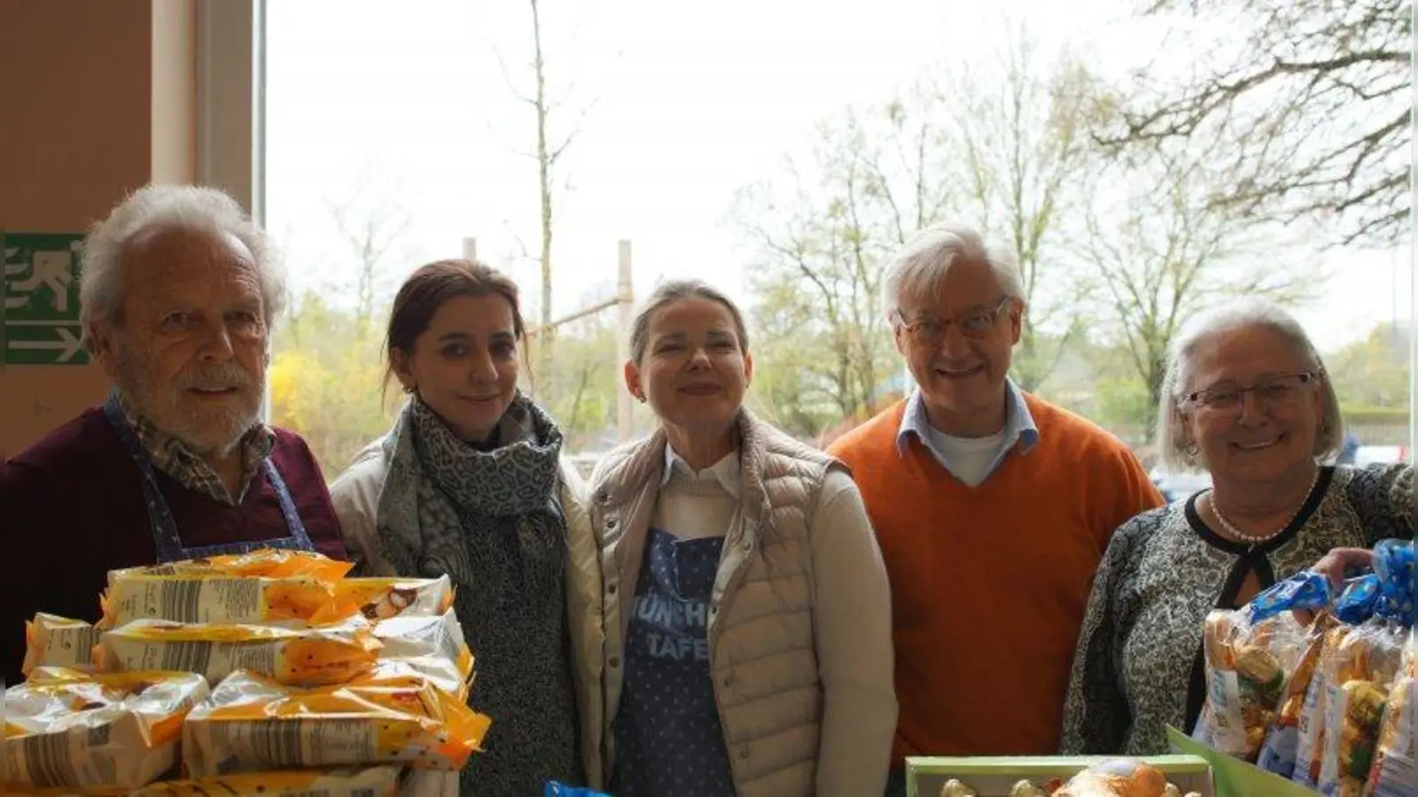Haben zusammen Lebensmittel an Bedürftige verteilt: v.l. Jochen Reisinger (Tafel-Stationsleiter), Eva-Sophie Koch (Gründerin Koch-Ebersperger-Stiftung), Margitta Schmitt (Kuratorium Koch-Ebersperger-Stiftung), Luitpold Klotz (Schulleiter Käthe-Kollwitz-Gymnasium) und Seniorenbeirätin Ingeborg Staudenmeyer. (Foto: KES)