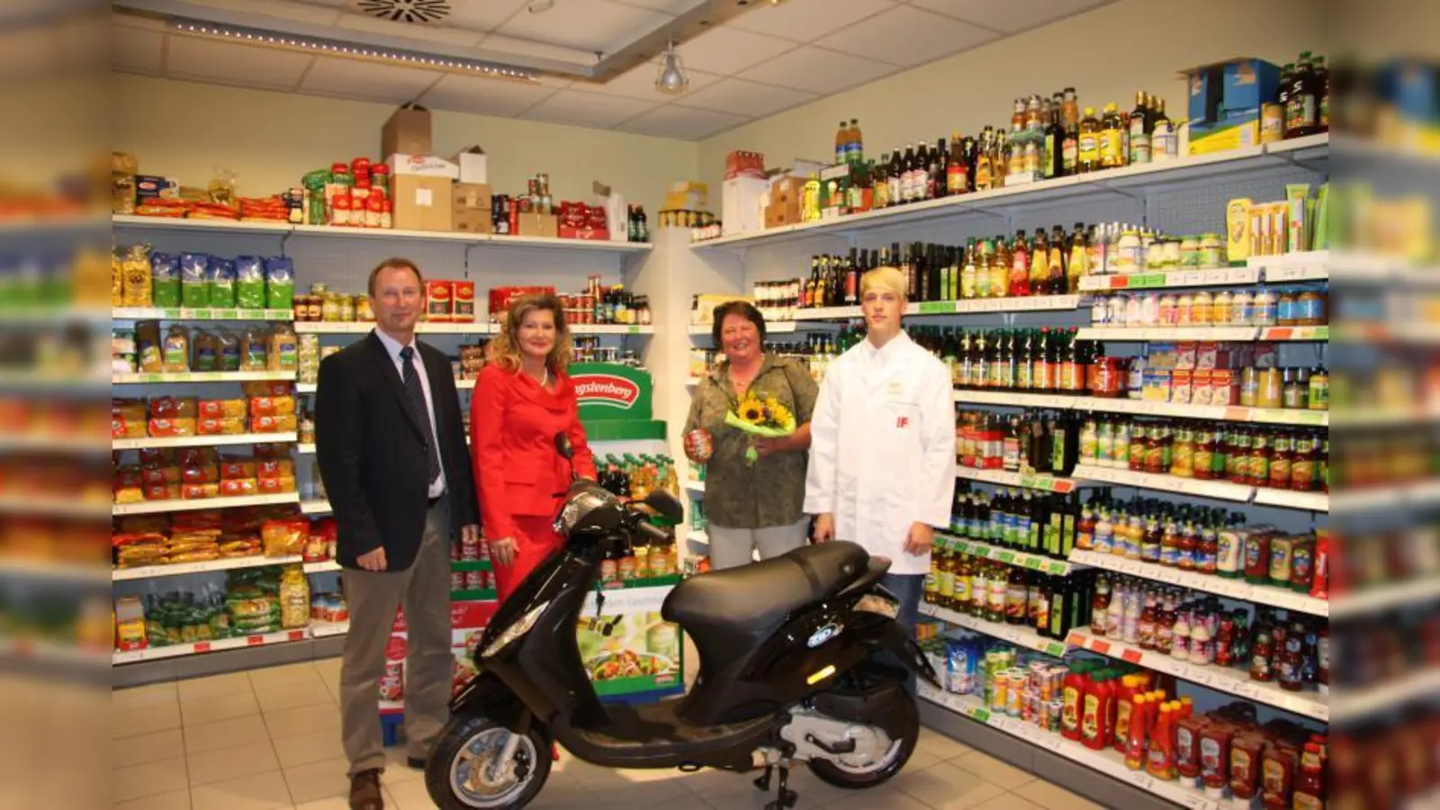 Anton Axenböck, Cornelia Möschl ( Firma Hengstenberg) und stellvertretender Feneberg Marktleiter Christian Fligge gratulieren Helga Schinner (2.v.r.) zu ihrem Gewinn. (Foto: FS)