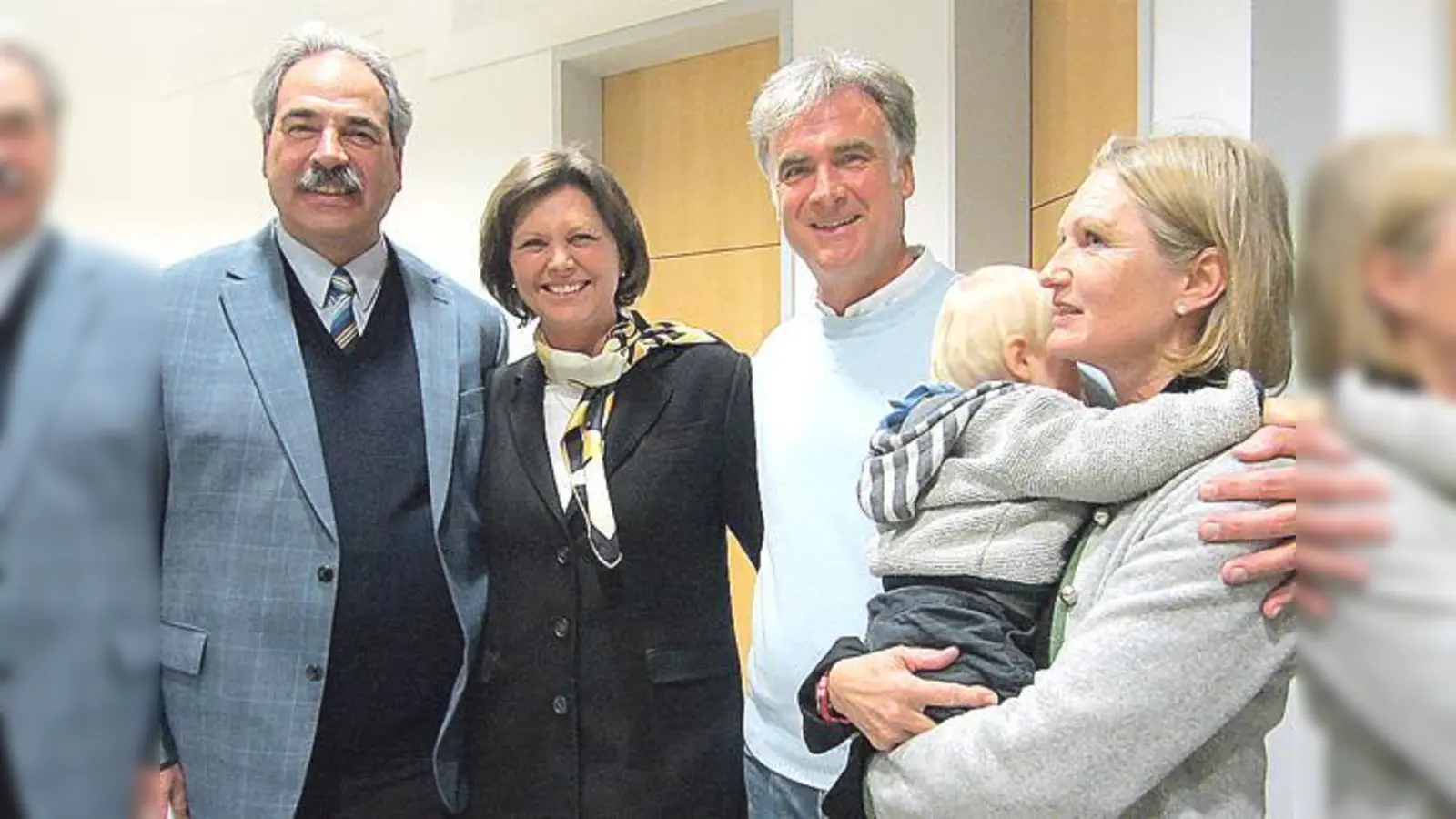 Der ehemalige Bürgermeister Josef Höß (CSU), Mininsterin Ilse Aigner, Bürgermeister-Kandidat Olaf von Löwis (CSU), Ehefrau Sibylle von Löwis und Enkel Moritz (v. l.) am Wahlabend.	 (Foto: Pietsch)