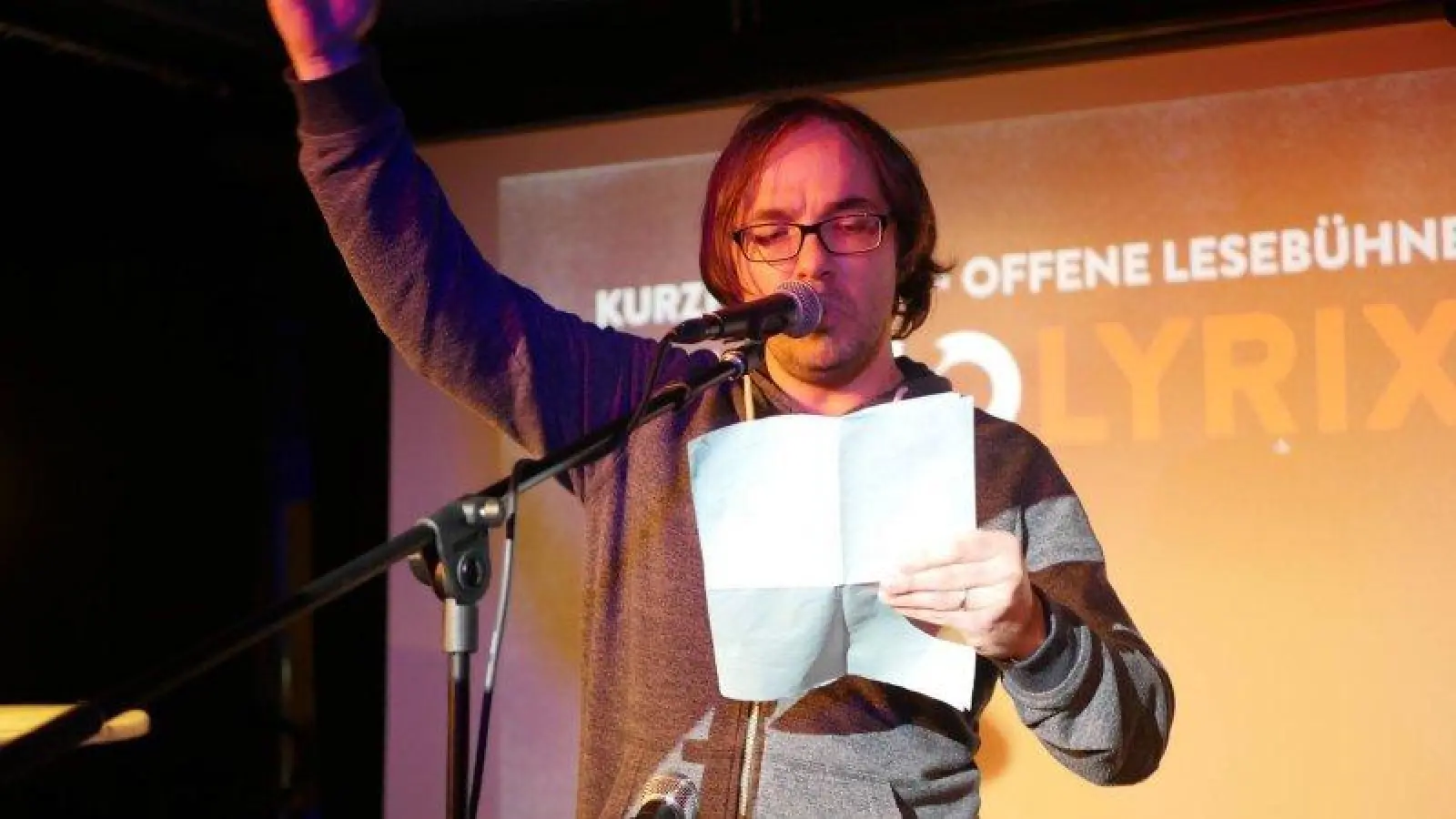 Das wortgefechte der Extraklasse, der Poetry-Slam, hält nun auch Einzug in Germering. Poetische Künstler dürfen dort auf der Bühne selbstgeschriebene Texte vortragen. (Foto: Alexander Löwen)