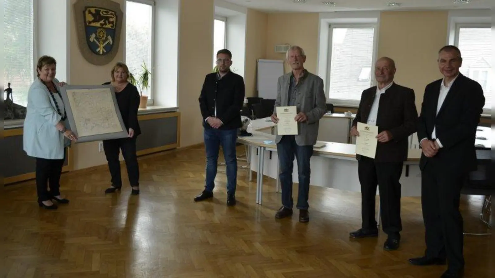 Urkunden und Präsente für die Feldgeschworenen, die mit Bürgermeistern zur Feierstunde kamen: Andrea Jochner-Weiß, Angelika Jais, Siegfried Magg, Erich Greißel, Peter Gabler und Harald Mansi (von links). Nicht auf dem Bild ist Raimund Lengenleicher. (Foto: mka)