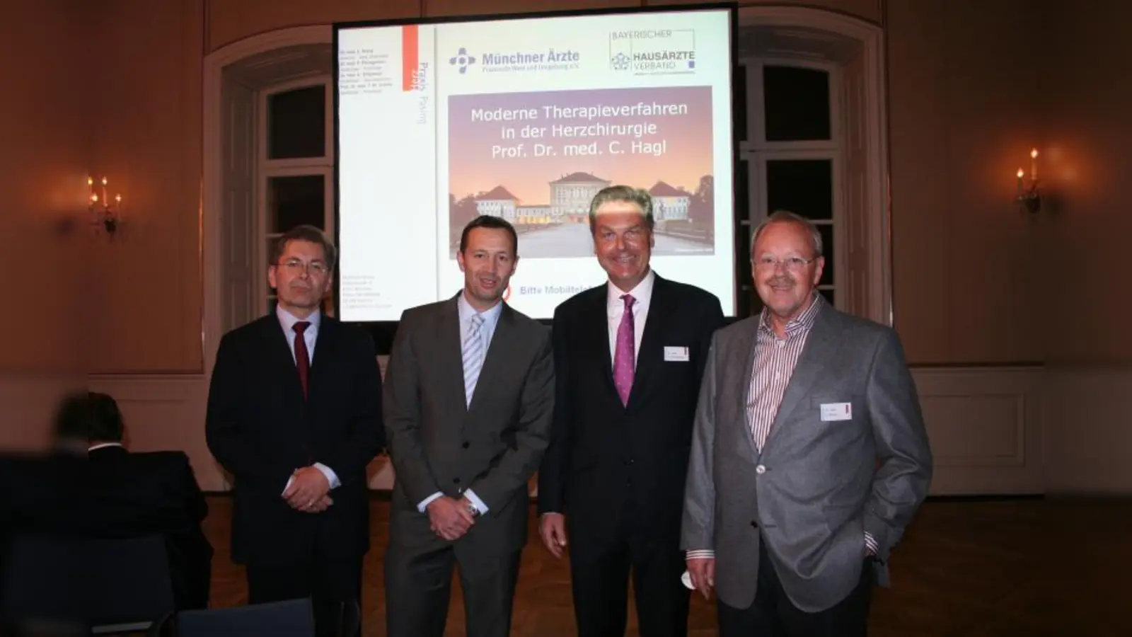 Herzspezialisten unter sich: Professor Dr. Christian Hagl (2. v. li.), der neue Direktor der Herzchirurgischen Klinik am Klinikum Großhadern, hielt auf Einladung von Dr. Thomas Schiele, Dr. Frieder Weingartner und Dr. Eduard Brand (v.l.) von der Herzpraxis Pasing im Hubertussaal von Schloss Nymphenburg einen Vortrag über „Moderne Therapieverfahren in der Herzchirurgie”. (Foto: ws)