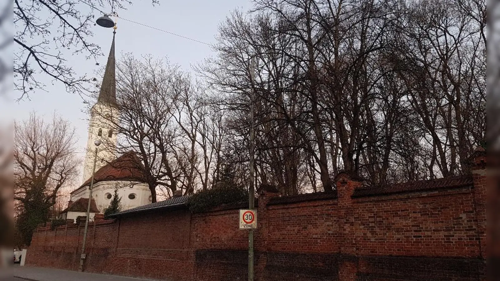 Die alte Haidhauser Dorfkirche ist das Ziel der Führung mit Johann Baier. (Foto: bs)