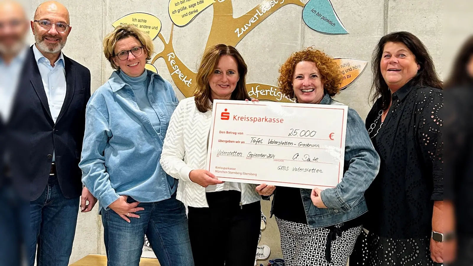 NBH-Geschäftsführer Oliver Westphalen mit Lehrerin Manuela Wedlich, Rektorin Andrea Dauth und Tafel-Mitarbeiterinnen Maya Riffeser und Sabine Pillau (v.li.)  (Foto: NbH Vaterstetten)