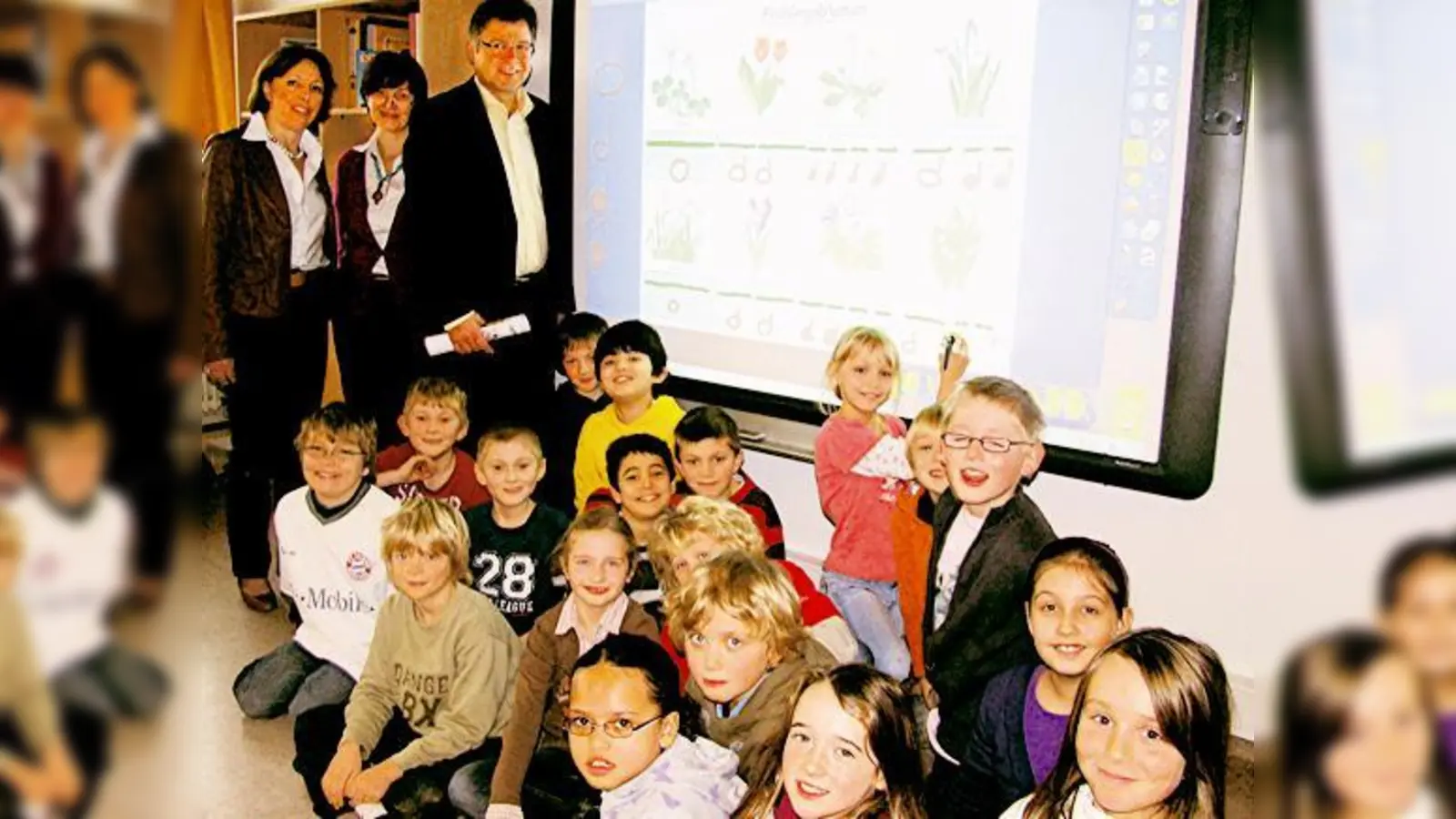 So macht Schule noch mehr Spaß (v. l.): Grundschulrektorin Michaele Fitz, Lehrerin Gertraud May und Bürgermeister Edwin Klostermeier ließen sich von Drittklässlern eine der elektronischen Tafeln im Einsatz zeigen. 	 (Foto: Ka)