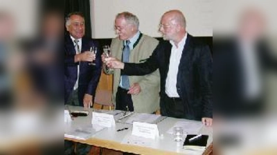 Die Bürgermeister der Landkreisgemeinden stoßen auf den Erfolg des Geothermieprojekts an: (v. l.) Leonhard Baumann, Helmut J. Englmann und Heinz Hilgar.   (Foto: VA)