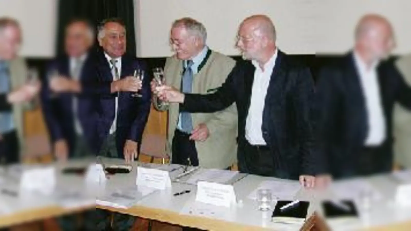 Die Bürgermeister der Landkreisgemeinden stoßen auf den Erfolg des Geothermieprojekts an: (v. l.) Leonhard Baumann, Helmut J. Englmann und Heinz Hilgar.   (Foto: VA)