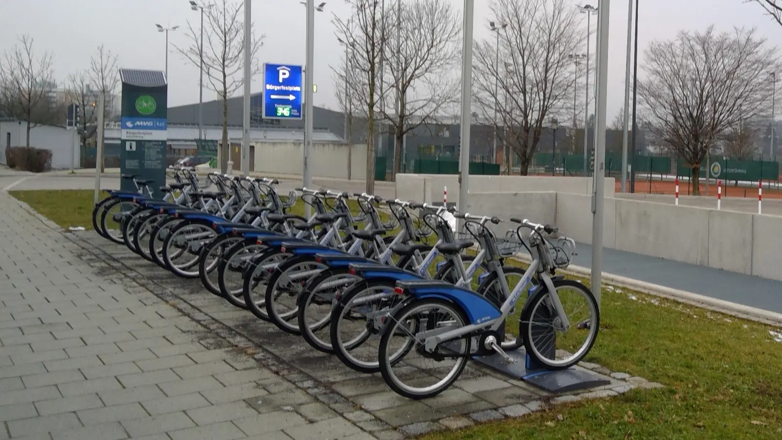 Eine der sechs bestehenden MVG-Mietradstationen in Unterföhring findet sich am Bürgerfestplatz. (Foto: bas)