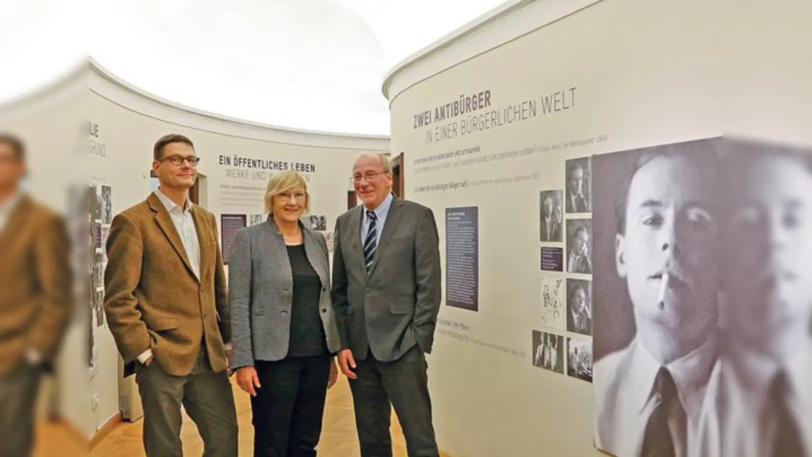 (V. li.) Arne Ackermann, Direktor der Münchner Stadtbibliothek, Dr. Elisabeth Tworek, Leiterin der Monacensia und Dr. Hans-Georg Küppers, Kulturreferent besucht schon einmal vorab die  Sonderausstellung der Monacensia.	 (Foto: Eva Jünger)