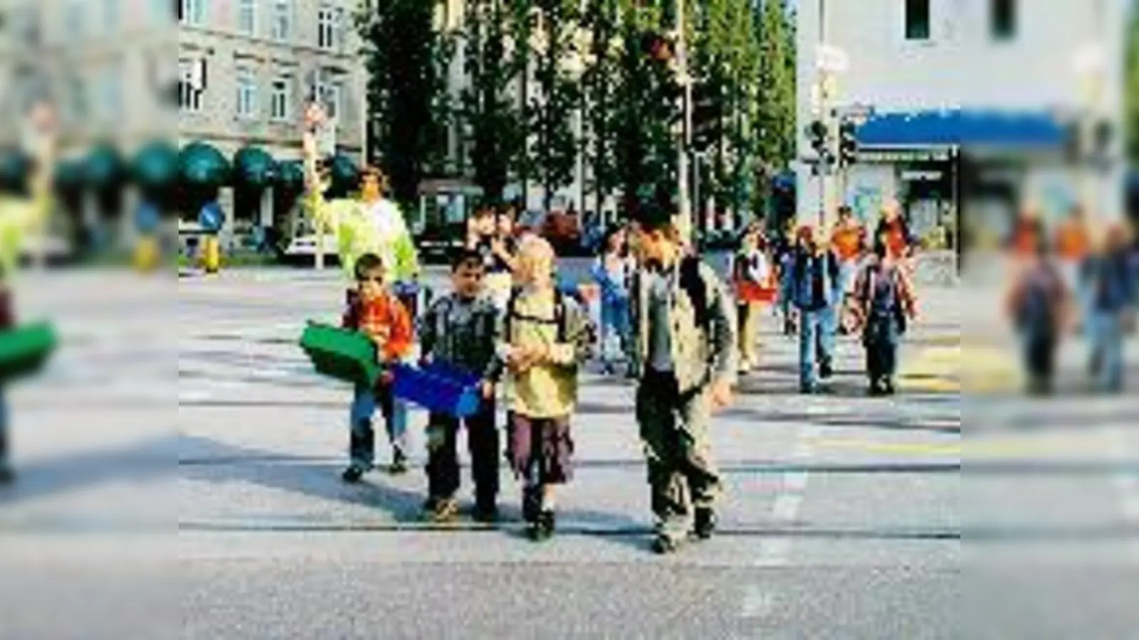 Schulweghelfer sichern derzeit morgens und mittags an der Einsteinstraße und am Leuchtenbergring die Kinder auf ihrem Weg in die Grundschule an der Ernst-Reuter-Straße 4 ab.  	 (Foto: ms)