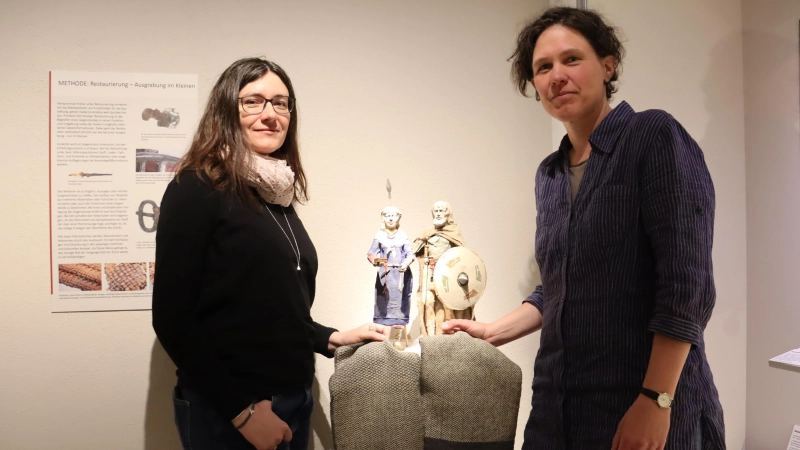 Jennifer Bagley vom Bajuwarenhof Kirchheim (links) und Anja Pütz vom AschheiMuseum widmen sich im gemeinsamen Themenjahr dem Textilhandwerk im frühen Mittelalter, zur Zeit der Bajuwaren. (Foto: bas)
