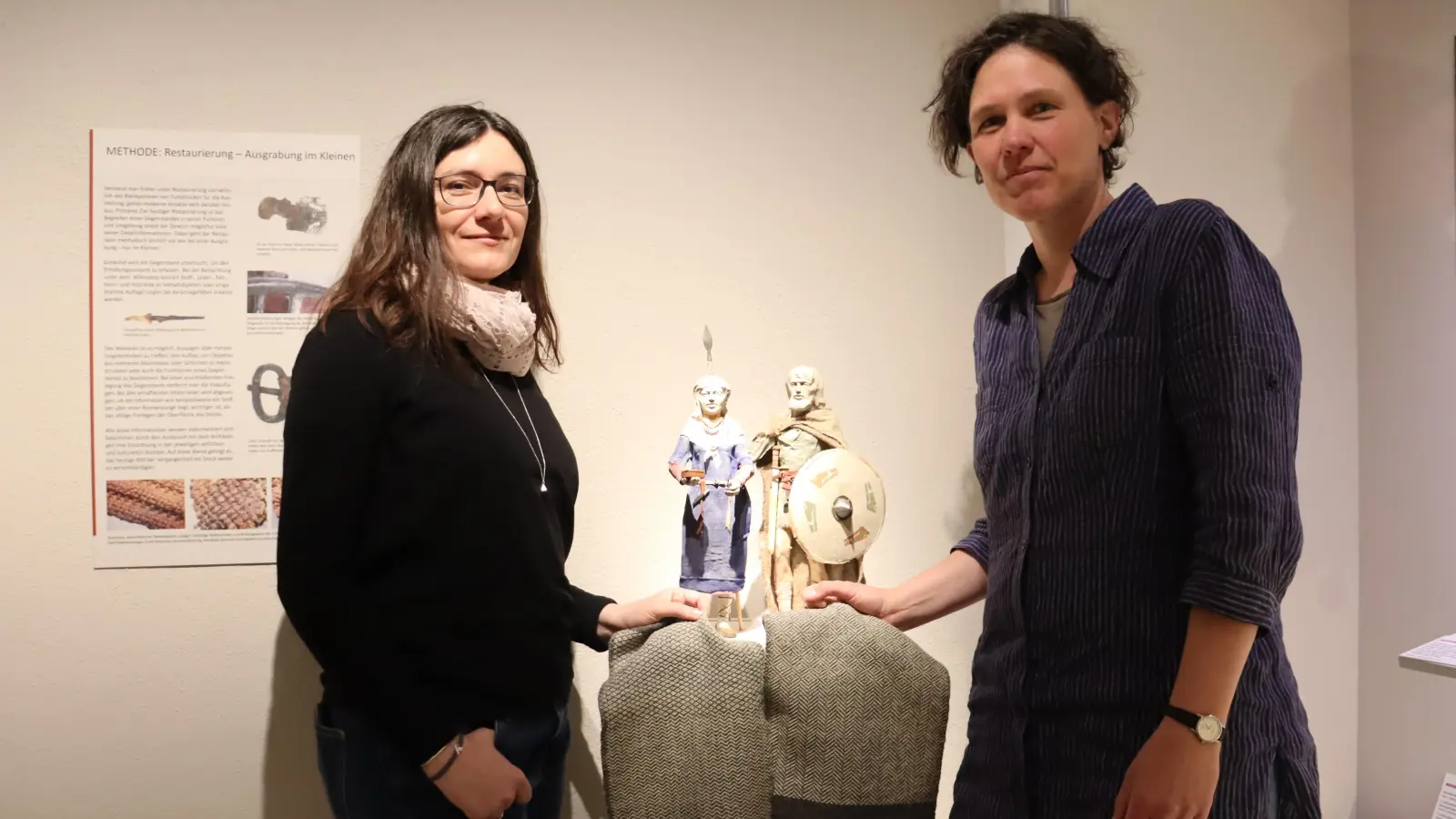 Jennifer Bagley vom Bajuwarenhof Kirchheim (links) und Anja Pütz vom AschheiMuseum widmen sich im gemeinsamen Themenjahr dem Textilhandwerk im frühen Mittelalter, zur Zeit der Bajuwaren. (Foto: bas)