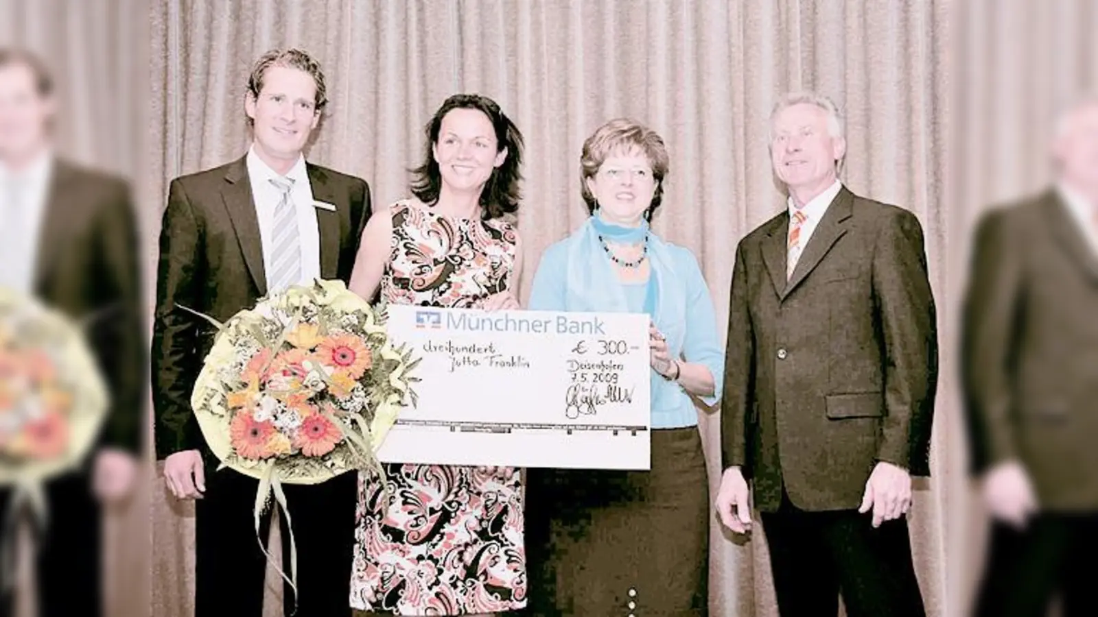 Nach der Ausstellung (v.l.): Geschäftsleiter Oliver Glöggler, Preisträgerin Jutta Franklin, Monika Waschin und Peter Nickl vom Kulturverein.   (Foto: Privat)