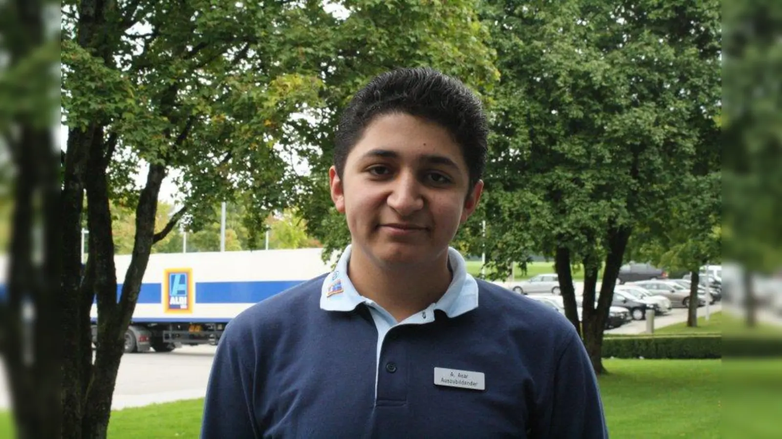 Abdül Acar, 16 Jahre, Filiale Oskar-Maria-Graf-Ring München: „Nach meine Realschulabschluss habe ich meine Ausbildung zum Verkäufer beziehungsweise zum Kaufmann im Einzelhandel jetzt im September bei ALDI SÜD begonnen. Mir gefällt es sehr gut. Mein Ziel ist es, irgendwann später auch einmal selbst Filialleiter zu werden. Mir macht die Arbeit großen Spaß. Ich habe mich in der Filiale relativ schnell zurecht gefunden, weil mir meine Kollegen ganz toll helfen und mich unterstützen.“ (Foto: sb)