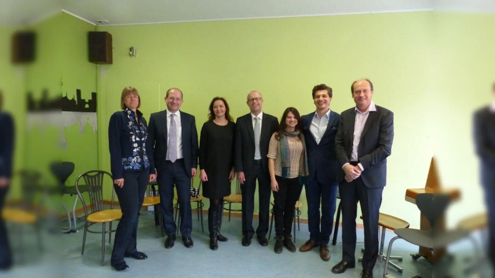 Möchten Kinder und klassische Musik zusammenbringen (von links): Gabriele Orsolleck (Schulleiterin Mittelschule Guardinistraße), Jürgen Dorn (Vorstand der Internationalen Stiftung zur Förderung von Kultur und Zivilisation), Gabriele Mantaj (Mitglied der Stiftungsleitung), Dr. Christof Prechtl (Geschäftsführer und Leiter der Abteilung Bildung der vbw und der bayme vbm), Maria Roters (Pianistin), Adam Sanchez (Tenor) und Johannes Erkes (Musikdirektor der Stiftung). (Foto: pi)