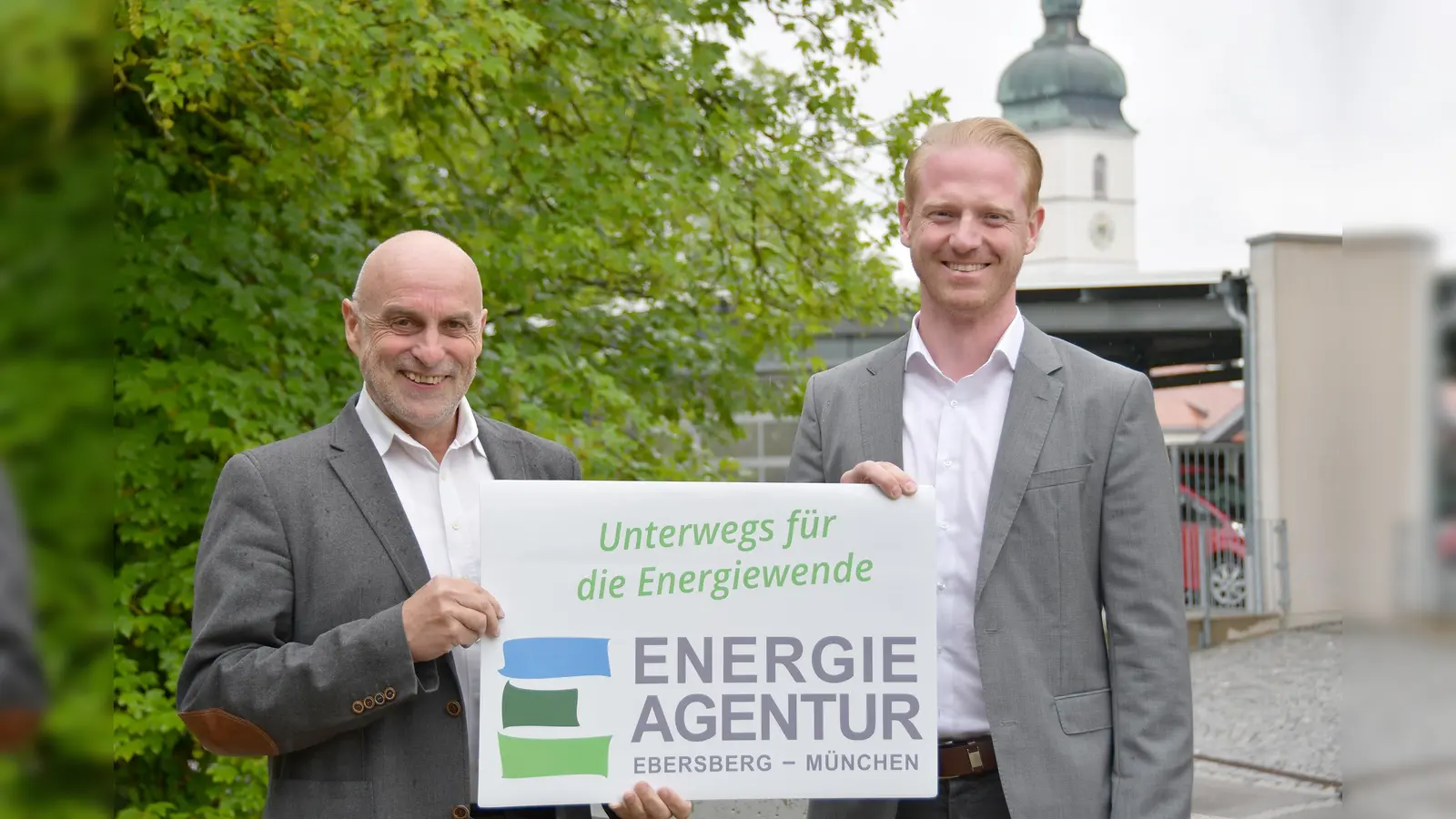 Dr. Willie Stiehler (rechts) übernimmt die Geschäftsführung der Energieagentur Ebersberg-München und folgt damit auf Hans Gröbmayr (links). (Foto: Benjamin Hahn)