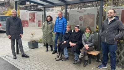 Bei der Einweihung der neuen Geschichts-Bushäusl: Dr. Andreas Kapphan (von links), Dr. Cornelia Beck-Kapphan, Michael Hirschel, André Conrad, Karin Allendorf, Willi Eisele und Ortsteilsprecherin Imke Schmid. (Foto: Susanne Hauck)