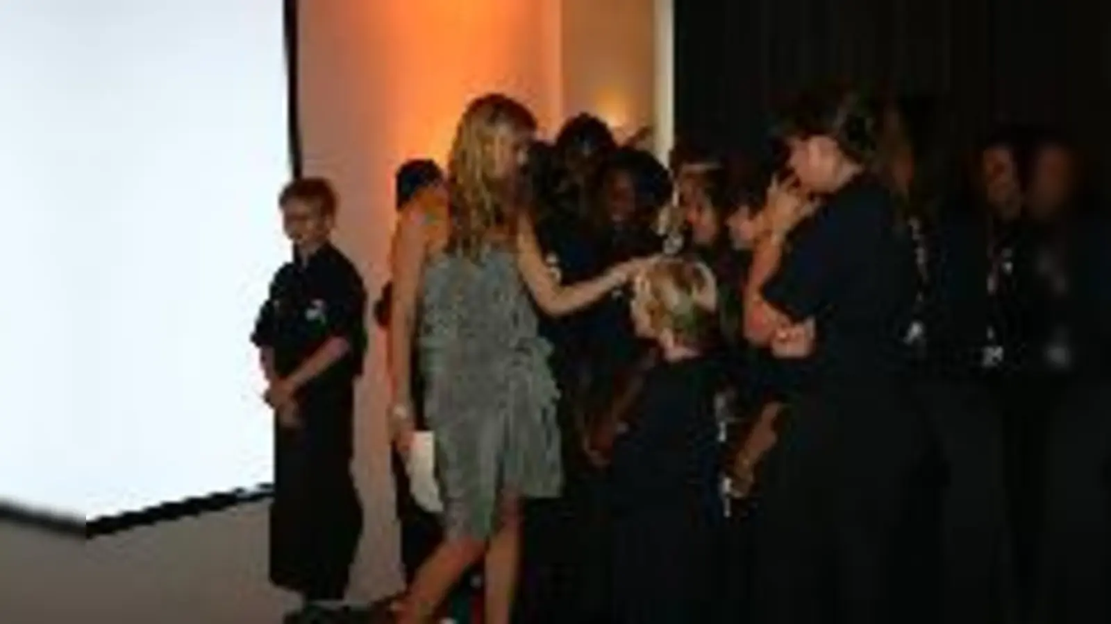 Moderatorin Nina Eichinger (li.) befragte die Kids über ihre Erlebnisse der letzten zwei Tage.  (Foto: sm)