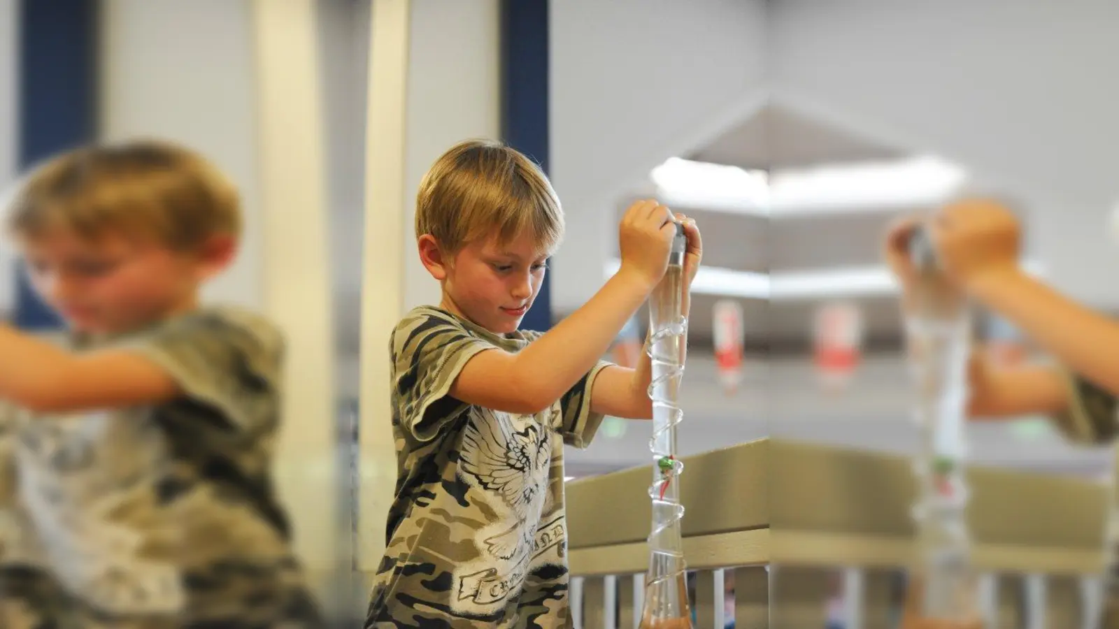 Die „Miniphänomenta” möchte mit ihren Experimenten den Forscherdrang in den Kindern wecken. (Foto: bbw e.V.)