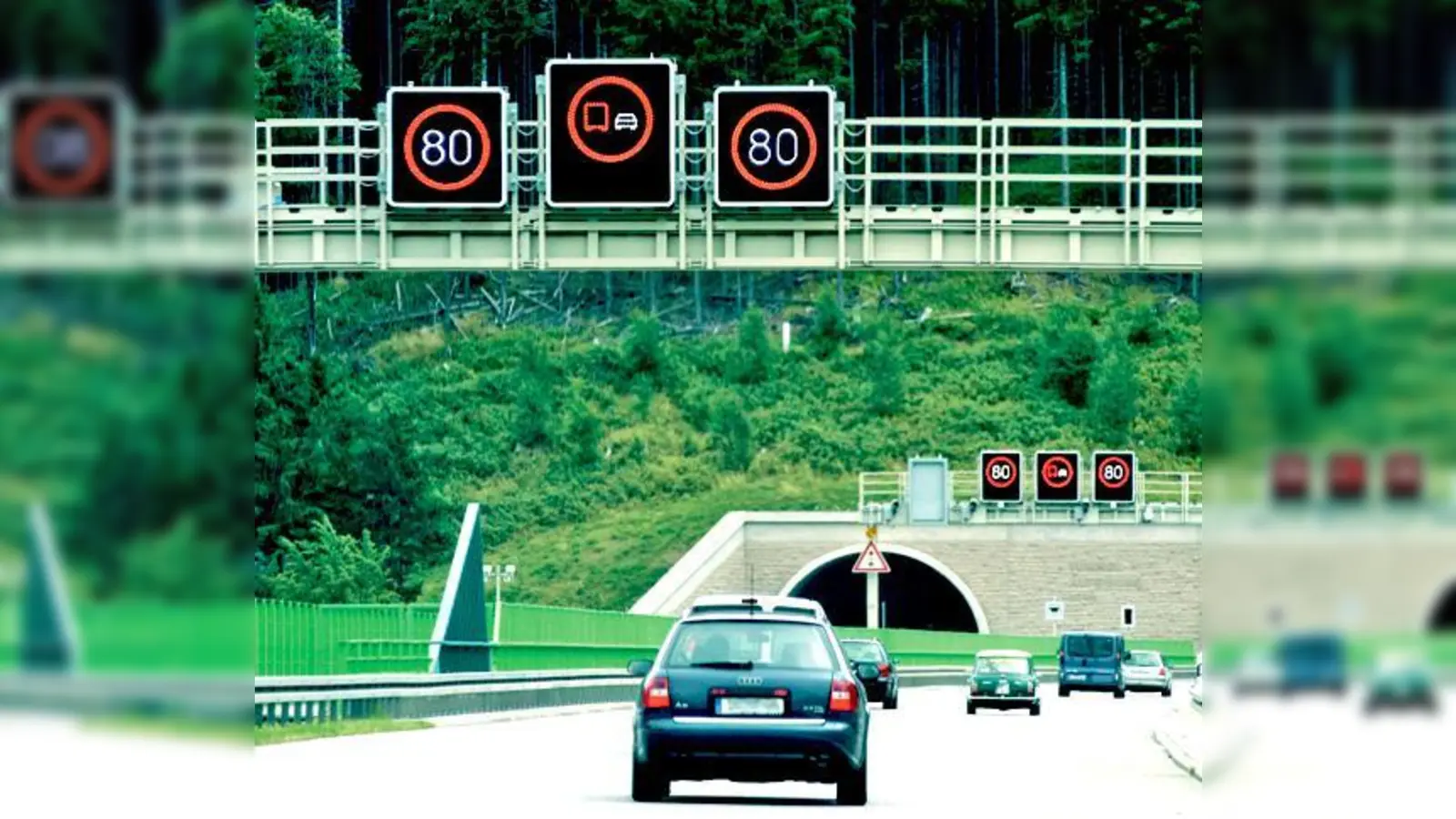 Tempolimit: So ist es durch das Leuchtsignal klar geregelt.    (Foto: Bernd Leitner -  Fotolia.com)