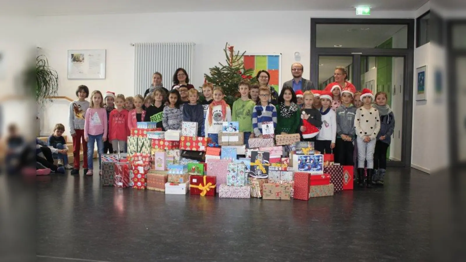 Die Sendlinger Grundschüler gaben ihr Geschenkpäckchen mit Schulleiterin Ulrike Bauer und dem Elternbeirat bei einer kleinen Feierstunde an das Sozialbürgerhaus weiter. (Foto: job)