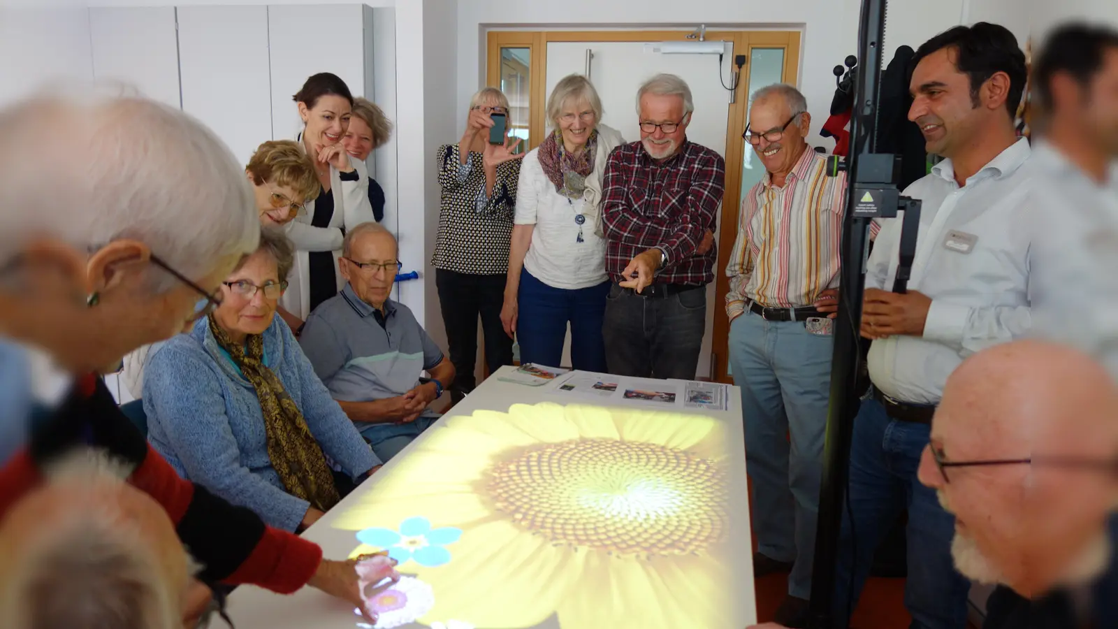 Die Nachbarschafthilfe Taufkirchen sucht weitere Seniorenhelfer, die Lust haben sich ehrenamtlich zu engagieren.  (Foto: Heike Woschee)