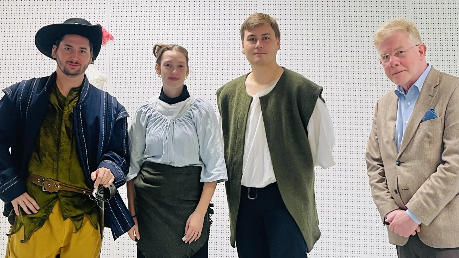 Autor und Regisseur Marcus Everding (r.) mit einem Teil seiner Schauspiel-Crew, darunter Vereinsleitung Alex Brunner sowie Johanna Straßmair und Marinus Eder (v.l.). (Foto: hw)