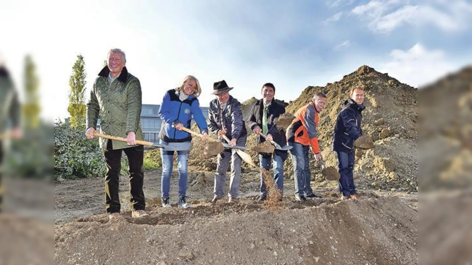 Zum Spaten griffen (v. li.): Bürgermeister a.D. Franz Schwarz, Michaela Eckardt von der Bodenrecyclingfirma Gebrüder Huber, Landschaftsarchitekt Simon Wankner, Bürgermeister Andreas Kemmelmeyer, Bürgermeister a.D. Klaus Läßing.  (Foto: Gemeinde Unterföhring)