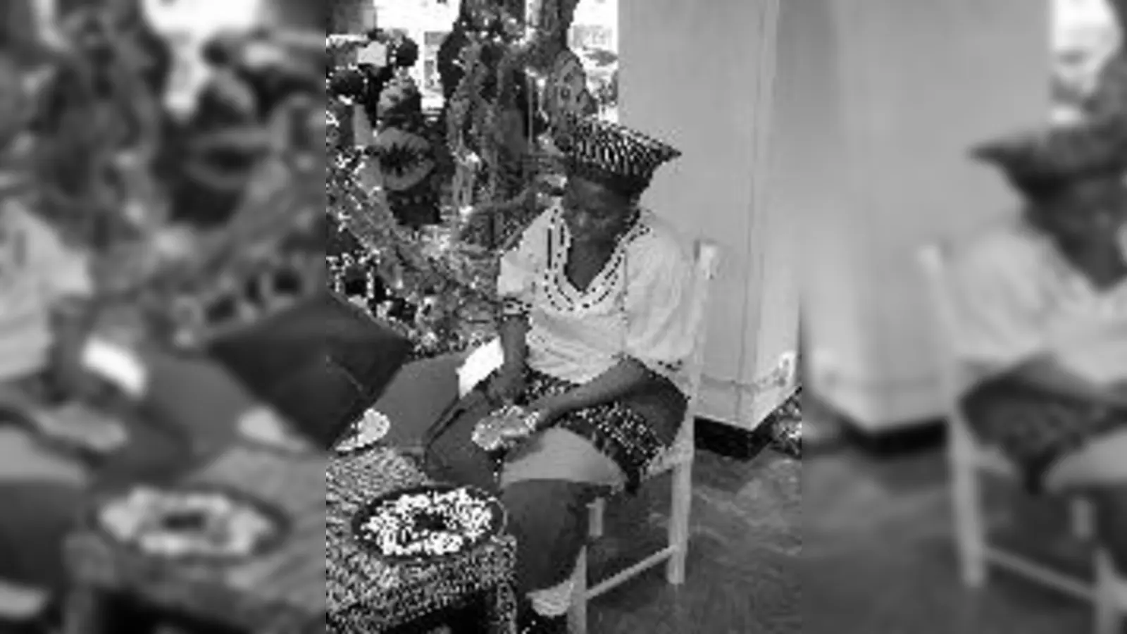 Südafrika ganz nah: Unter den geschickten Händen von Wimbephi Sezi entstehen im Nu wunderschöne Stickereien.	 (Foto: rme)