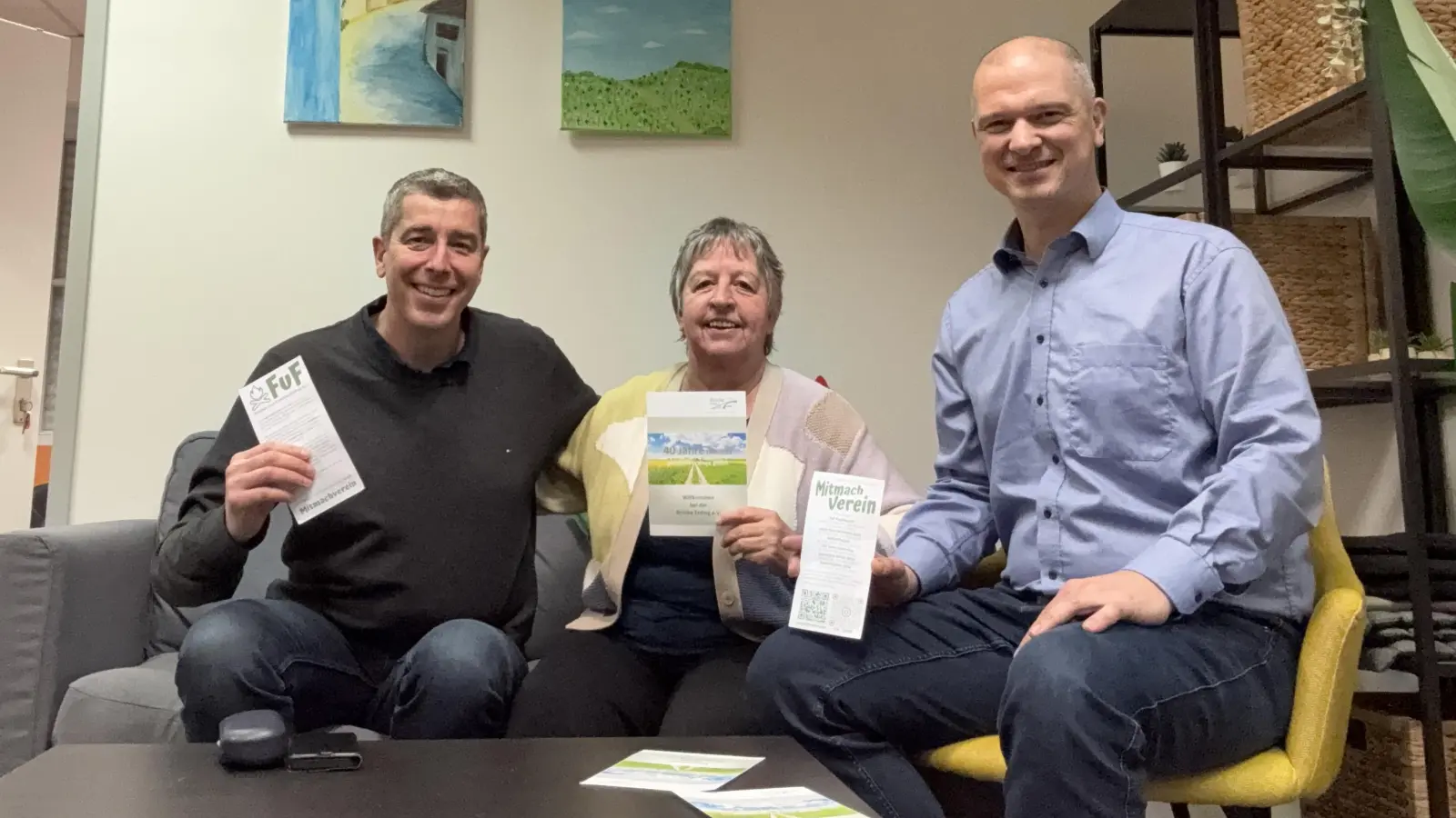 Gemeinsam für Erdings Kinder (von links): Tobias Metsch (2. Vorsitzender FuF), Barbara Huber (Geschäftsführung Brücke Erding) und Alexander Weiler (Schriftführer FuF) bei der Scheckübergabe in der Färbergasse. (Foto: FuF Erding)