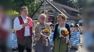 Bürgermeister Thomas Loderer dankte den engagierten Mitorganisatoren des Ottostraßenfestes, Susi Vordermaier und TSV-Vorsitzende Susanne Süß.  (Foto: hw)