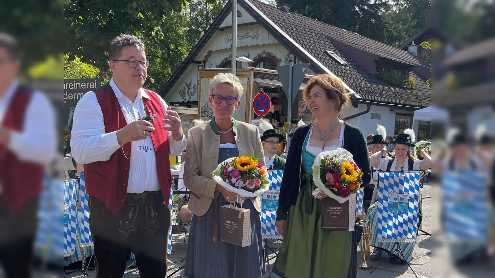 Bürgermeister Thomas Loderer dankte den engagierten Mitorganisatoren des Ottostraßenfestes, Susi Vordermaier und TSV-Vorsitzende Susanne Süß.  (Foto: hw)