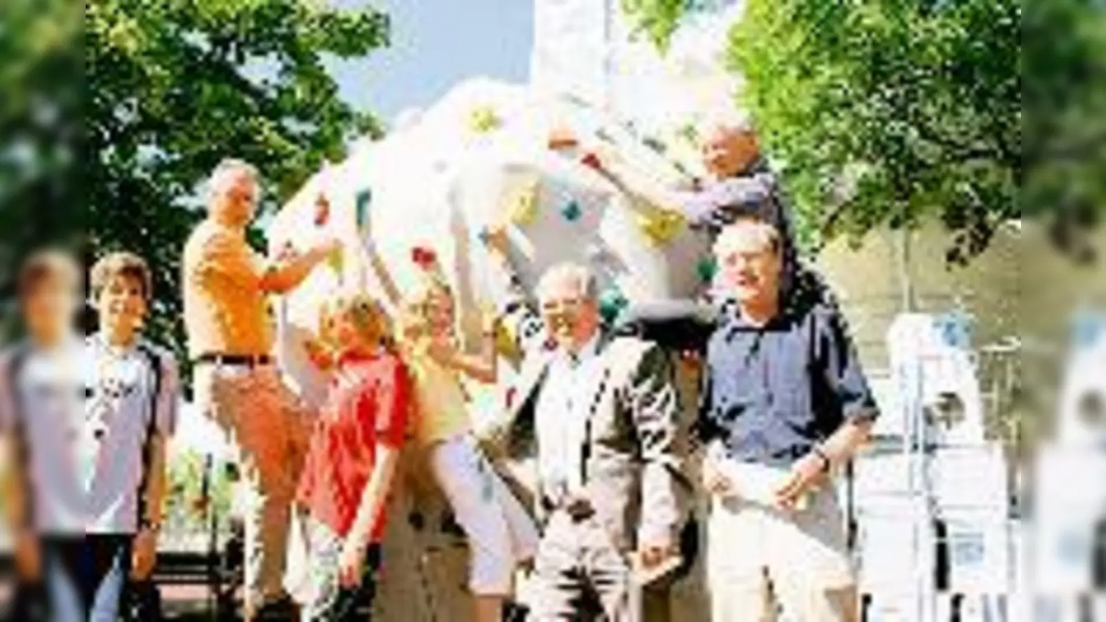 Freuten sich über das neue Klettergerät: Josef Gaal (l.) und Horst Walter (r.) erklommen den Boulder gleich mal selbst - dazwischen strahlten Peter Heinz Rothmann und Stefan Reinwald. 	 (Foto: Hettich)