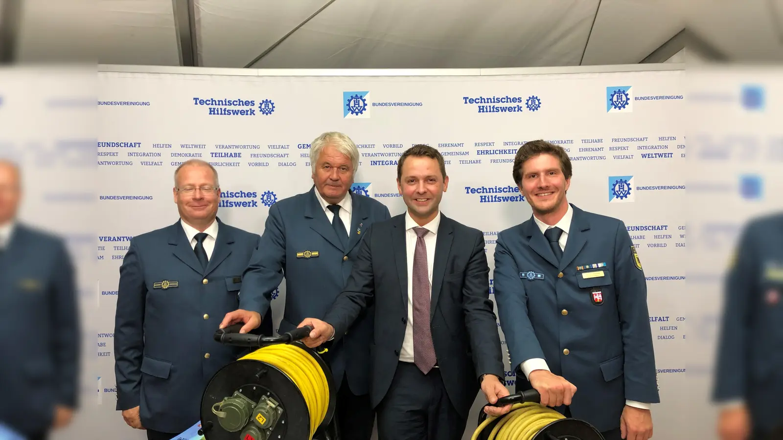 Leiter der THW-Regionalstelle München Frank Simon, Präsident der Bundesanstalt des Technischen Hilfswerks Albrecht Broemme, MdB Andreas Lenz und Zugführer beim THW Markt Schwaben Stephan Schlee (v. li.). (Foto: Michael Langer)