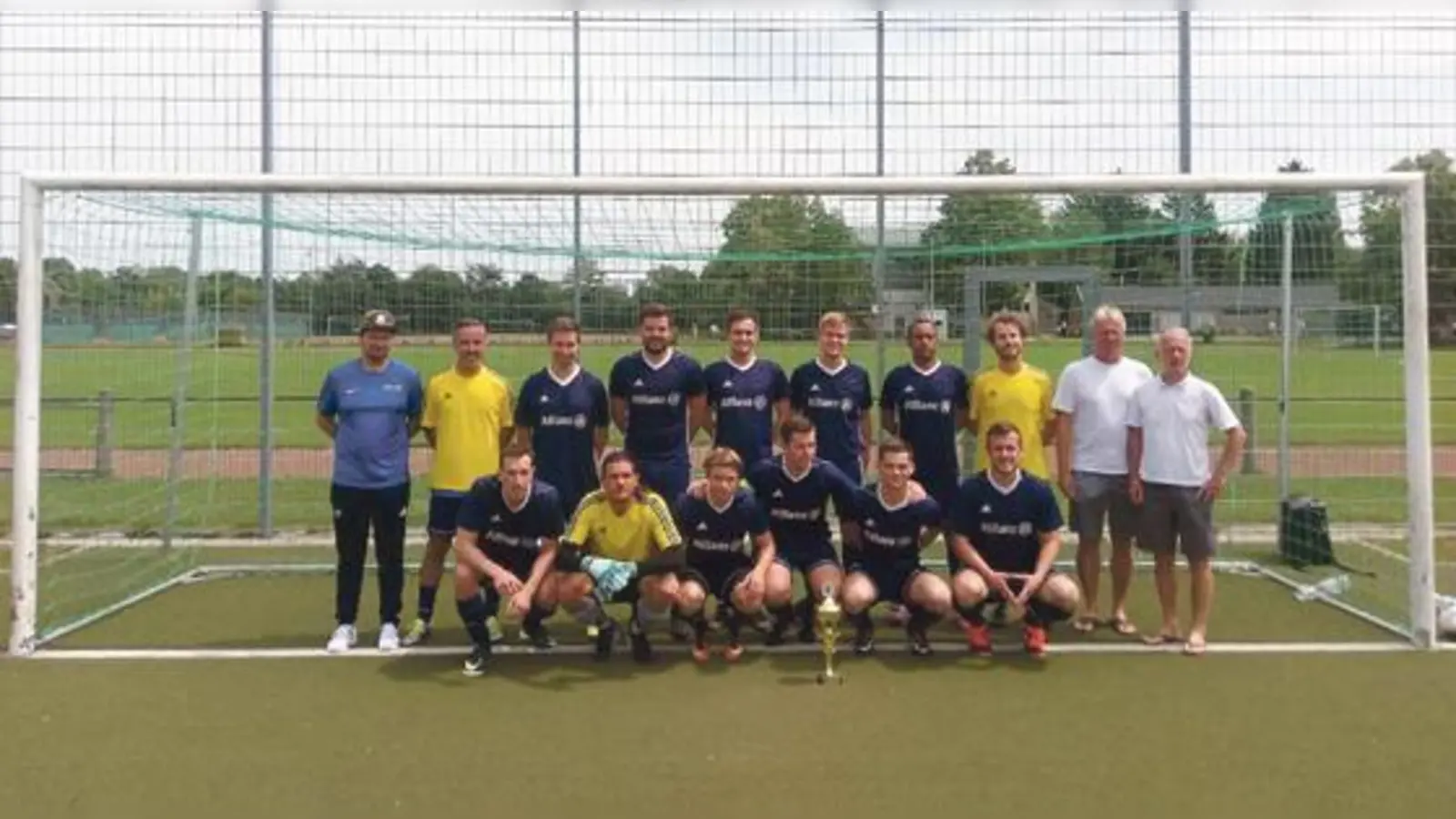 Endlich wieder Kreisklasse: Die Herrenmannschaft des SV Weißblau Allianz hat Grund zu feiern.	 (Foto: Verein)