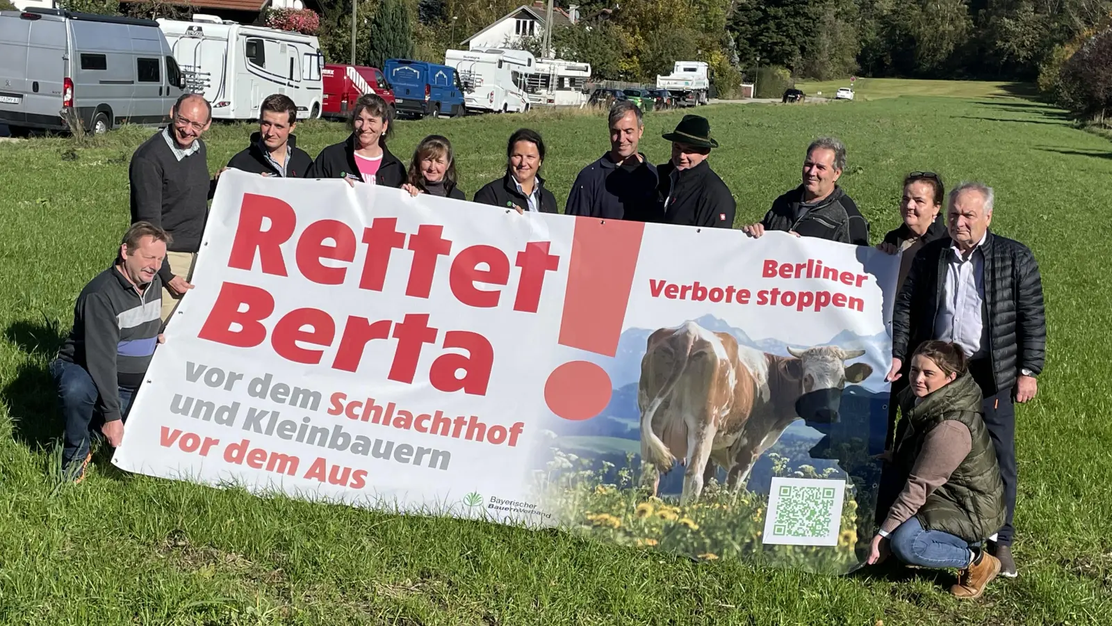 Die Bauern aus dem Landkreis Starnberg machen mit Transparenten auf die Unterschriftenaktion aufmerksam. (Foto: pst)
