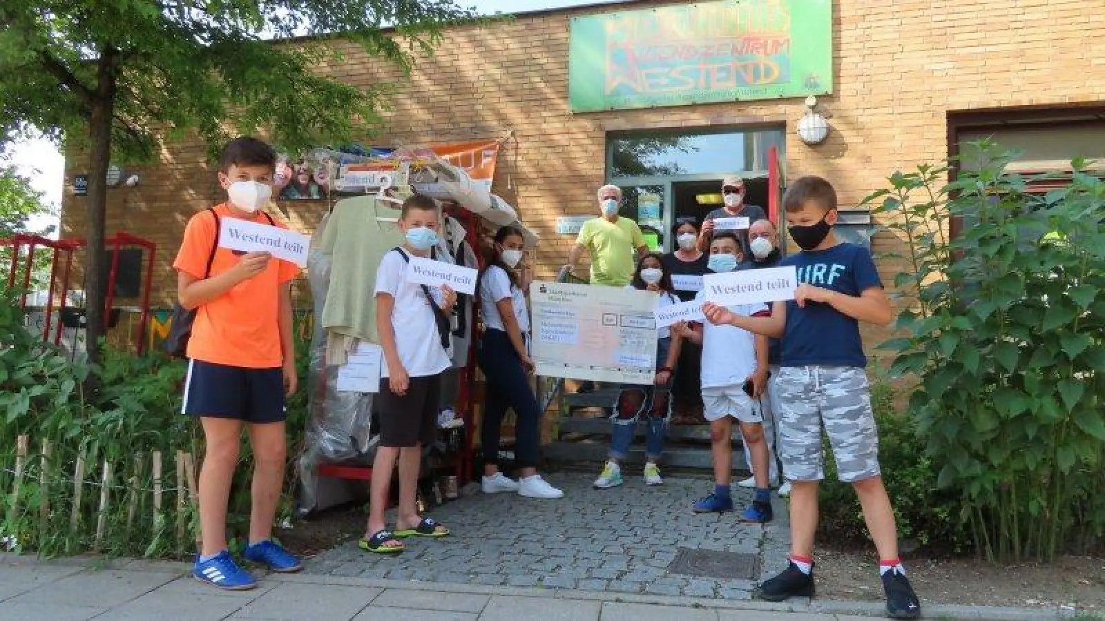 500 Euro spendete das Taekwondo-Zentrum Hellas kürzlich für die Tauschregal-Initiative des Multikulturellen Jugendzentrums (MKJZ). Im Bild von links: Athanassios Charamis und Andre Gierth (mit Caypy) vom MKJZ; zweite Reihe: Soultana Riga (MKJZ) und Taekwondo Großmeister Apostolos Partalas (Leiter und Trainer des Zentrums) zusammen mit den Kids vom MKJZ. (Foto: Ismail Sahin)