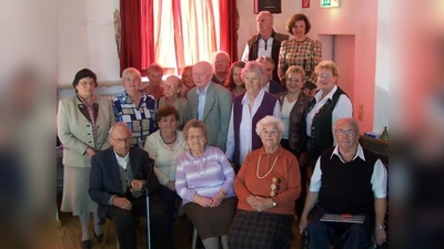 Bei der Oktoberversammlung des VdK Aubing wurden langjährige Mitglieder geehrt – darunter auch für ihre 60-jährige Mitgliedschaft Therese Dorner (vorne, Mitte), Erich Reimers (vorne, links) und Josef Untermeierhofer (stehend, erste Reihe, Mitte). (Foto: Herbert Forster)