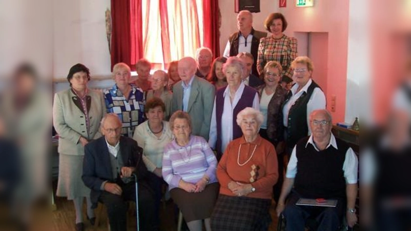 Bei der Oktoberversammlung des VdK Aubing wurden langjährige Mitglieder geehrt – darunter auch für ihre 60-jährige Mitgliedschaft Therese Dorner (vorne, Mitte), Erich Reimers (vorne, links) und Josef Untermeierhofer (stehend, erste Reihe, Mitte). (Foto: Herbert Forster)