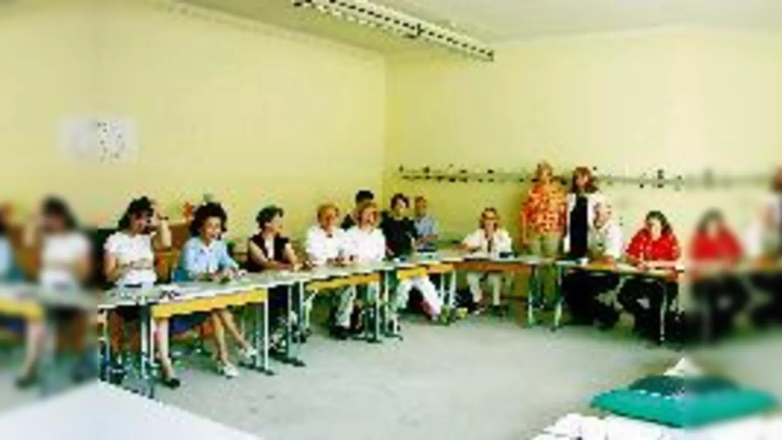 An einem runden Tisch trugen Eltern der Türkenschule erneut ihre Einwände vor.  »Betreten verboten«: Im Pausenhof der Türkenschule ist die Baustelle bereits (eröffnet.Fotos: rme)