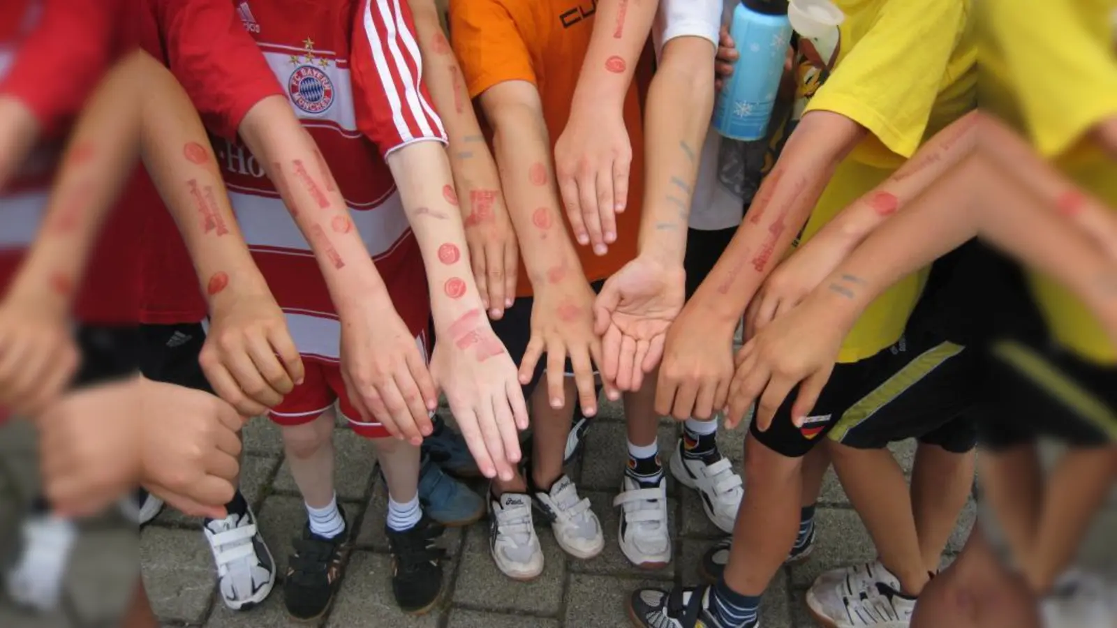 Für jede gelaufene Runde gab es einen Stempel. „Wir konnten die Kinder kaum bremsen vor Eifer“, so Anneliese Bradel von Miteinander e.V. (Foto: privat)
