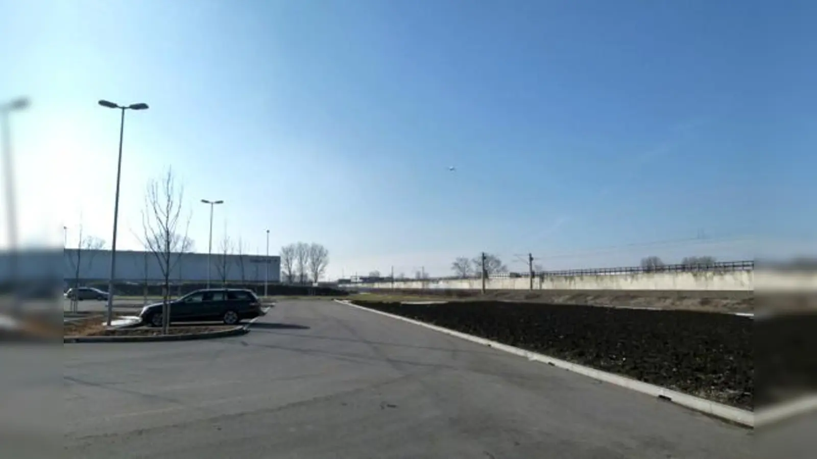 Hier, am Ende der Bajuwarenstraße, ist der zweite S-Bahn-Haltepunkt im Mintrachinger Gewerbegebiet, geplant.	 (Foto: bb)