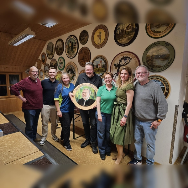 Spender Dr. Thomas Weiler, Sohn Moritz Kofen, Gewinner Bogen Andrea Horwath, Sportleiter Martin Vermathen, Gewinner Kugel Anja Lehmann, Tochter Christina Rebay von Ehrenwiesen, 1. Schützenmeister Josef Schneider (von links) zeigen die Scheibe.<br><br> (Foto: SG Hechendorf-Güntering)