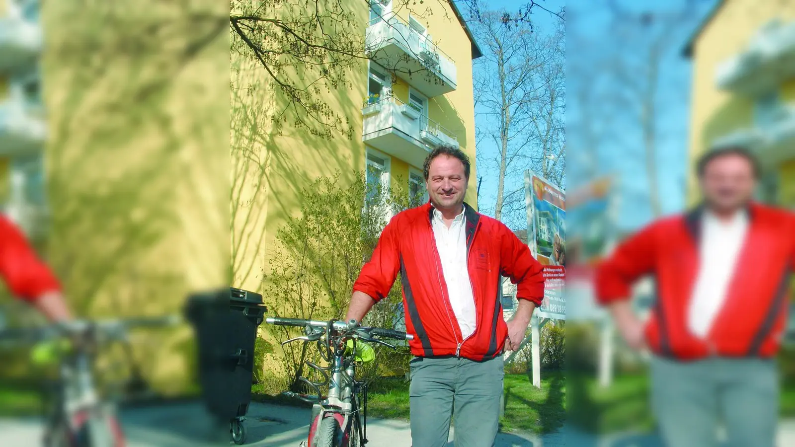 Hier ist er aufgewachsen: Rainer Maria Schießler vor dem Haus in der Veit-Stoß-Straße in Laim, in dem er mit Eltern und Bruder lebte. Der Balkon im obersten Stockwerk gehörte zur Wohnung der Familie. (Foto: bb)