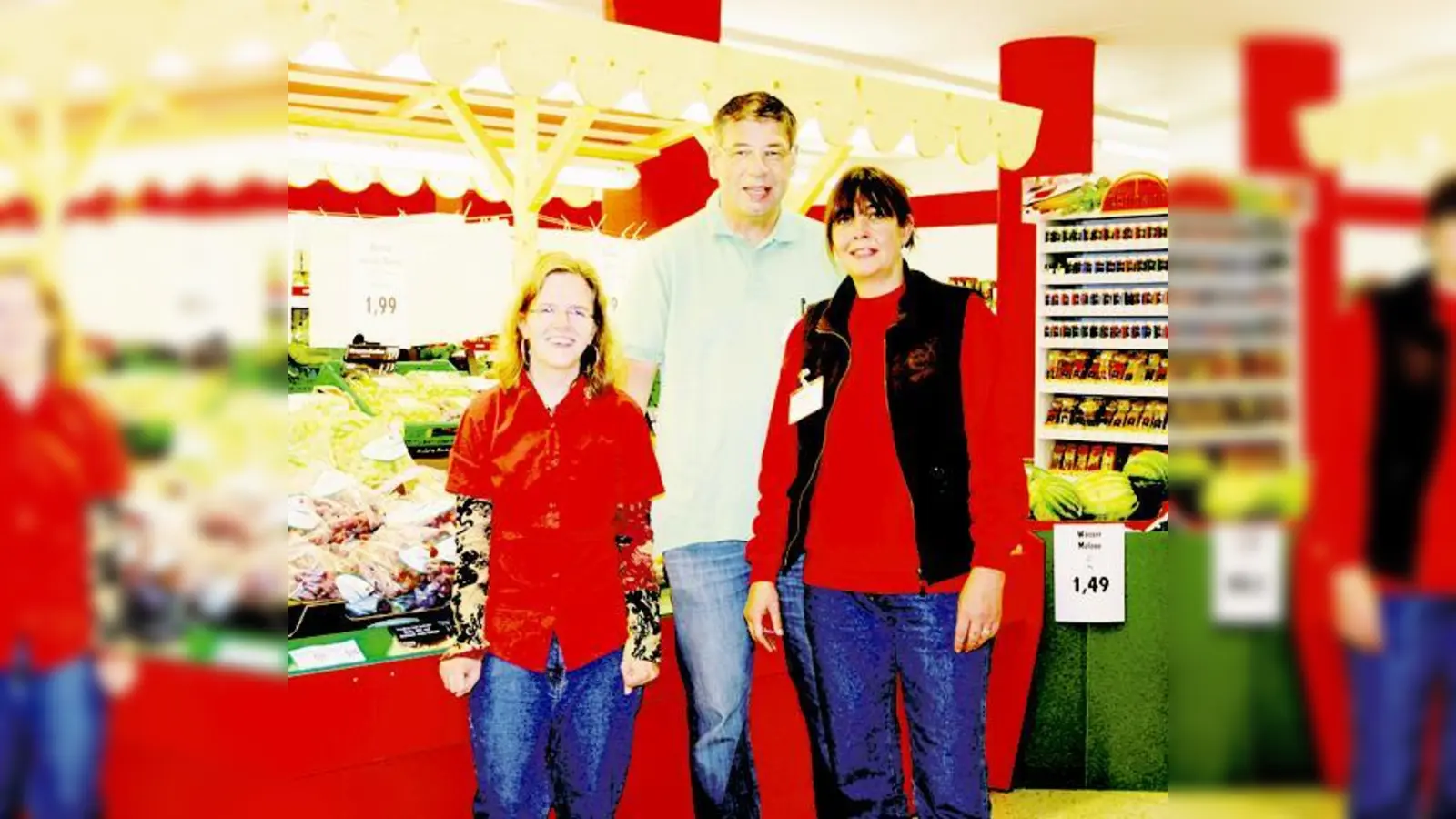 Neue Chancen dank des Bonus-Marktes für Sandra K. (l.) und Andrea E. (r.), hier im Bild mit Marktleiter Gerd Metz.   (Foto: Woschée)