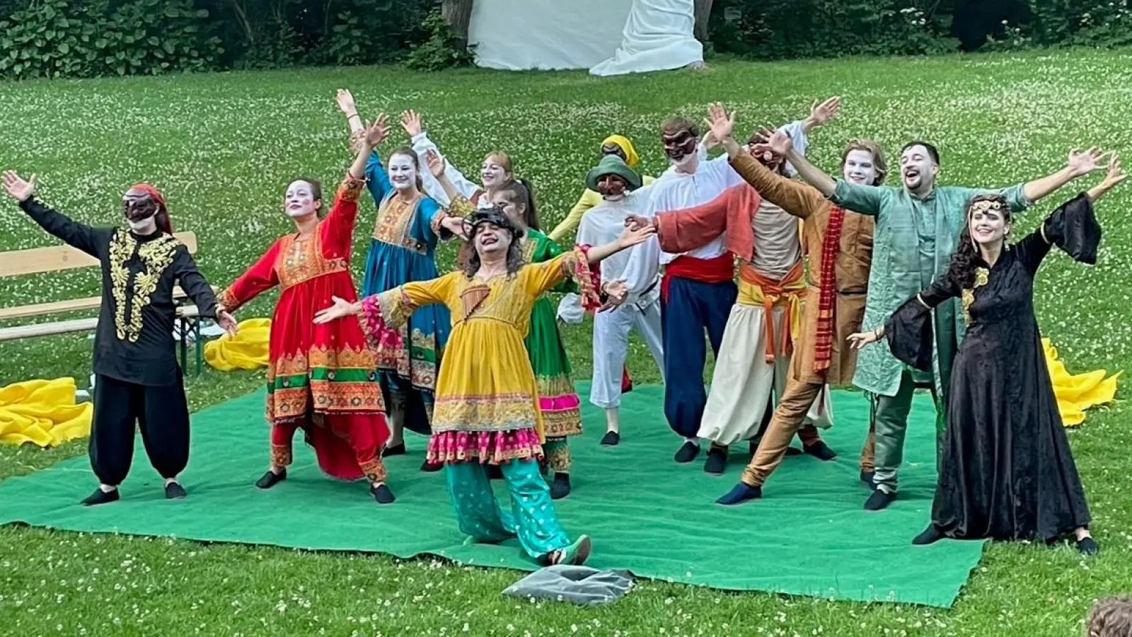 Der Theaterverein „Blütenring“ spielt an den letzten beiden Juni-Wochenenden im Englischen Garten. (Foto: Blütenring)
