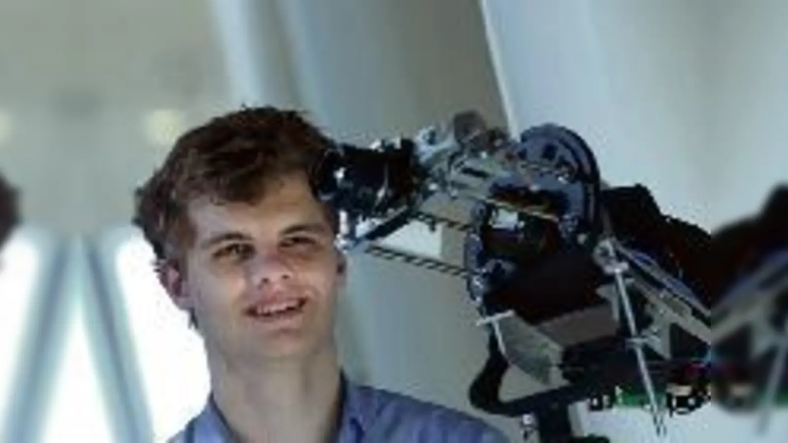 Bundessieger bei »Jugend forscht«: Dominik Schubert mit seinem abbildenden Prismenspektrometer.  (Foto: ba)