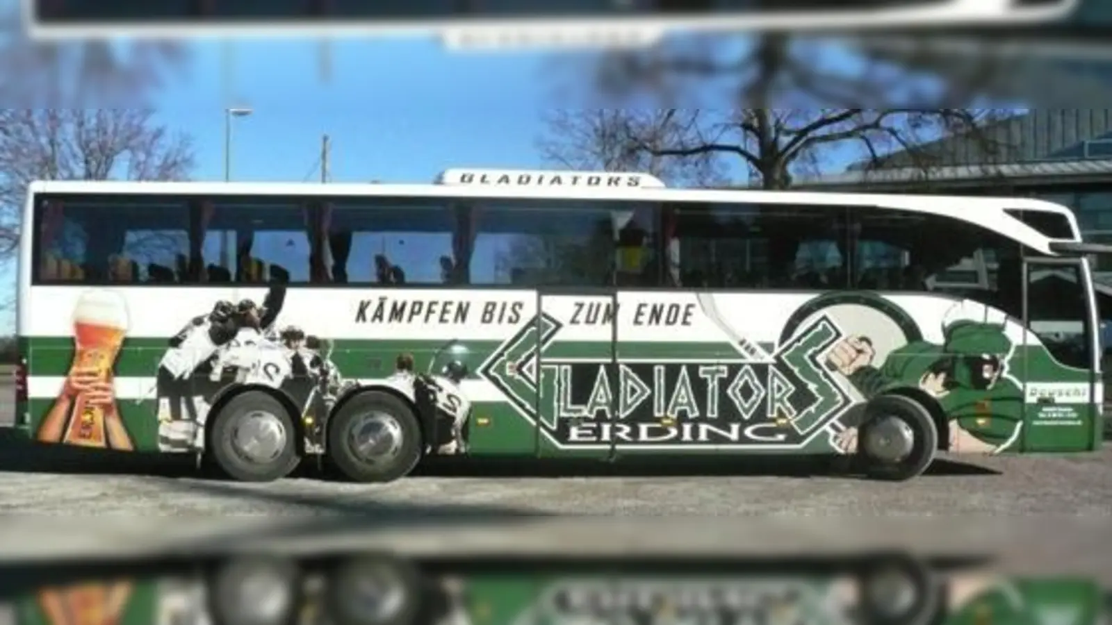 Mit Slogan, Logo und Weißbierglas in den Vereinsfarben grün und weiß: der neue Mannschaftsbus der Erding Gladiators.	 (Foto: Erding Gladiators)