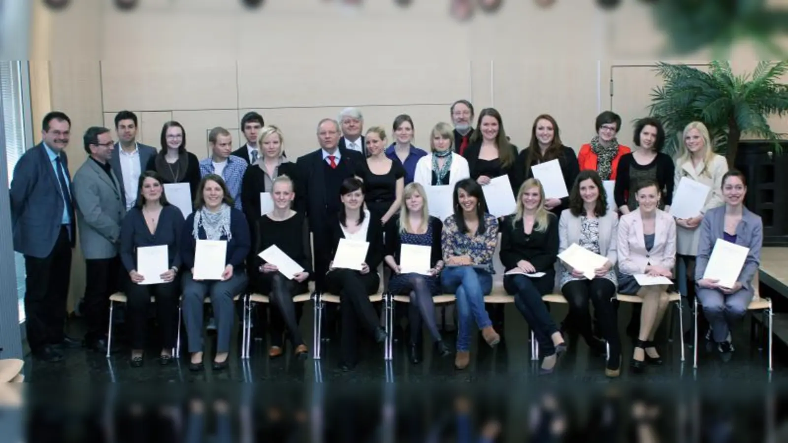 Der Vize-Präsident der Steuerberaterkammer, Werner Zettl (hinten, 9.v.l.), der<br>Vorsitzende des Berufsbildungsausschusses der Kammer, Kurt Hengsberger (hinten 8.v.l.), und<br>Laudator Professor Michael Kortstock (hinten, 6.v.r.) gratulieren mit Lehrern <br>den<br>Steuerfachangestellten, die mit der Note „sehr gut“ bestanden haben. (Foto: SBKM / Dieter Michalek)